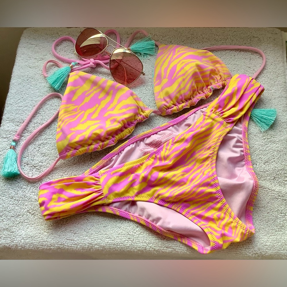 ☀️Victoria’s  Secret Bikini bottom and reversible top